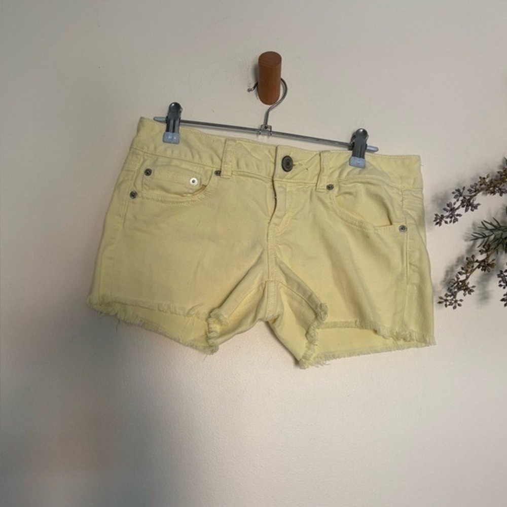 American Eagle Outfitters Yellow denim short shorts. Size 4